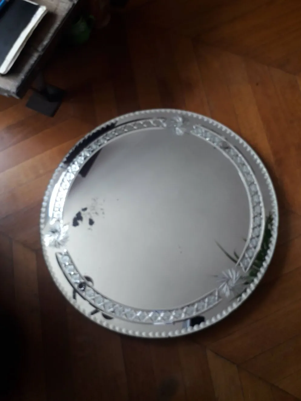 Grand miroir rond ancien finement décoré