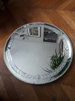 Grand miroir rond ancien finement décoré