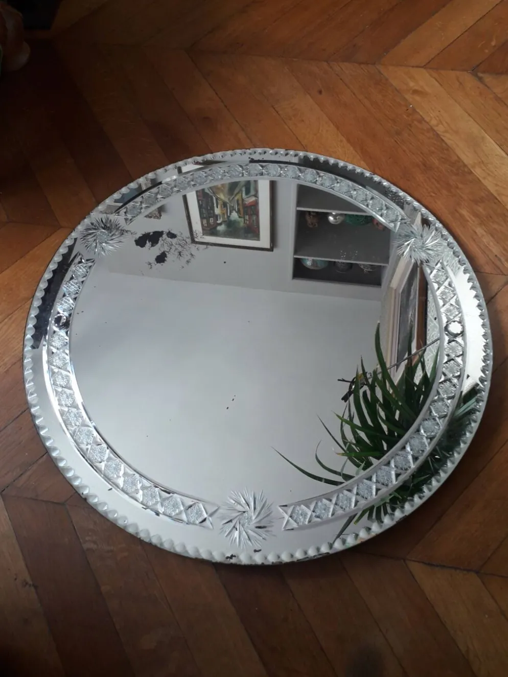 Grand miroir rond ancien finement décoré