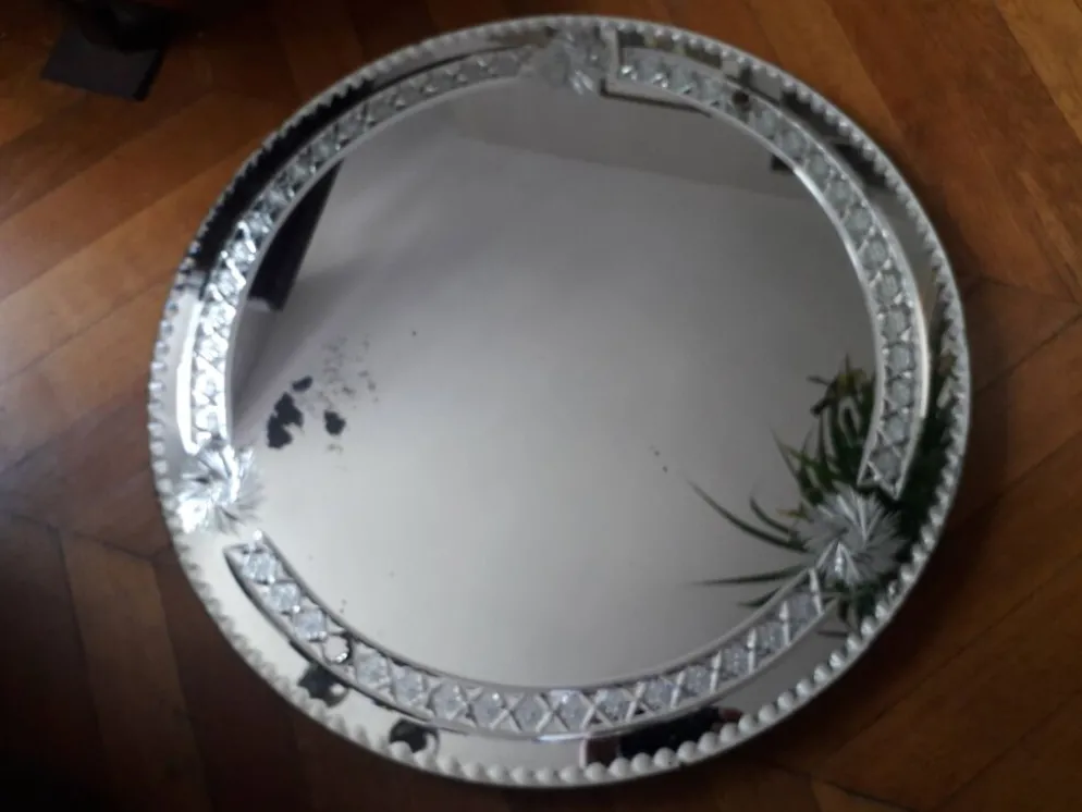 Grand miroir rond ancien finement décoré