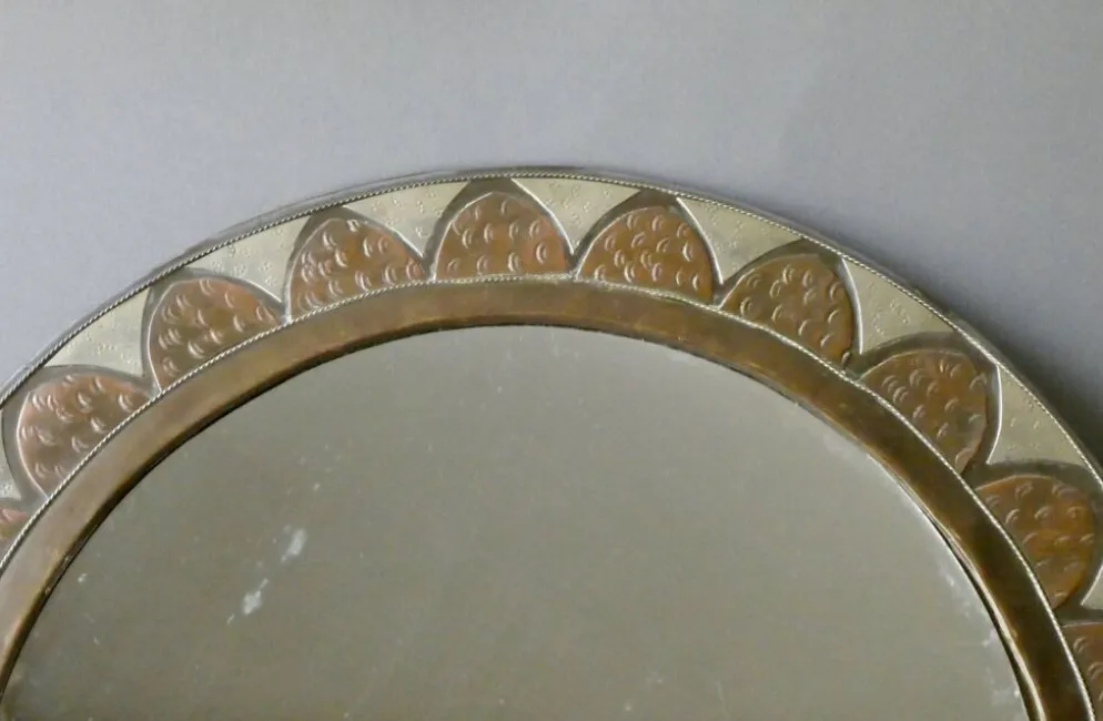 Grand miroir rond marocain en laiton rt cuivre ciselé, années 70-80