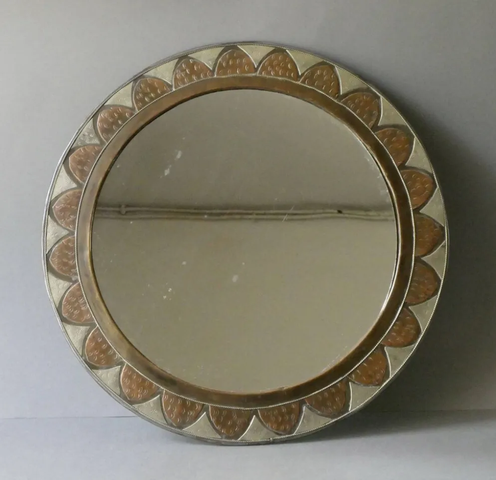 Grand miroir rond marocain en laiton rt cuivre ciselé, années 70-80