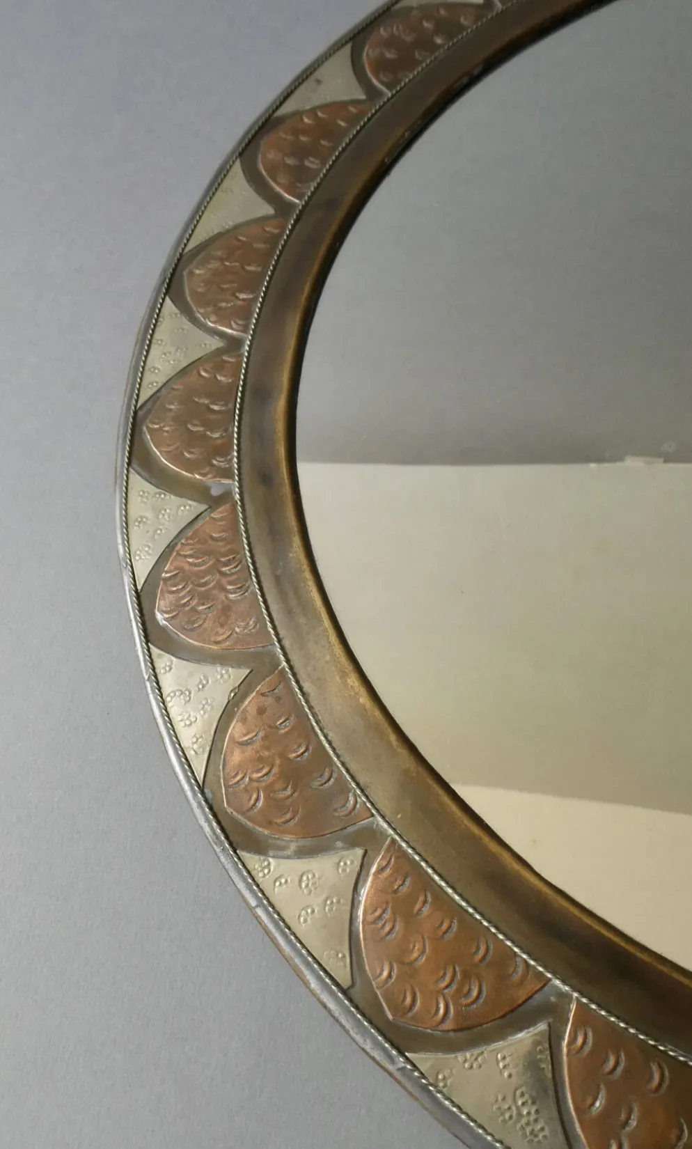 Grand miroir rond marocain en laiton rt cuivre ciselé, années 70-80