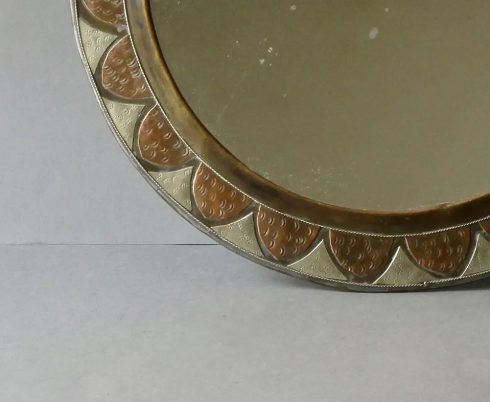 Grand miroir rond marocain en laiton rt cuivre ciselé, années 70-80