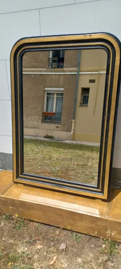 Grand miroir vintage dans le style des annees 1970 noir et dore 109 x79 cm