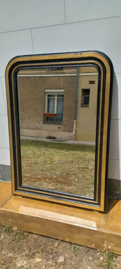 Grand miroir vintage dans le style des annees 1970 noir et dore 109 x79 cm