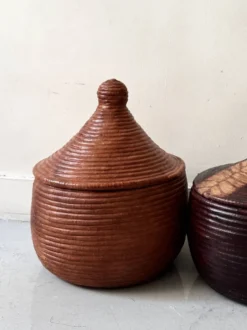 Grand panier couvert en vannerie et cuir tanné véritable coloris terracota