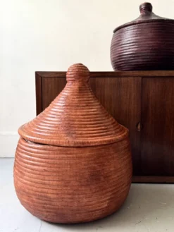 Grand panier couvert en vannerie et cuir tanné véritable coloris terracota