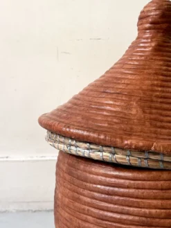Grand panier couvert en vannerie et cuir tanné véritable coloris terracota