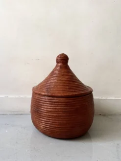 Grand panier couvert en vannerie et cuir tanné véritable coloris terracota