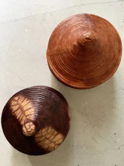 Grand panier couvert en vannerie et cuir tanné véritable coloris terracota