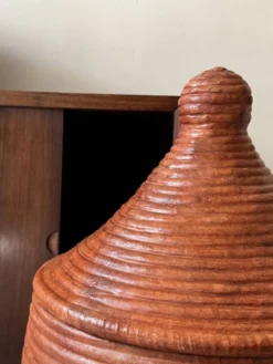 Grand panier couvert en vannerie et cuir tanné véritable coloris terracota
