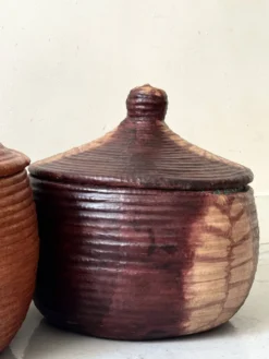 Grand panier en vannerie et cuir tanné violine, artisanat subsaharien