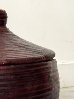 Grand panier en vannerie et cuir tanné violine, artisanat subsaharien