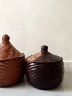 Grand panier en vannerie et cuir tanné violine, artisanat subsaharien