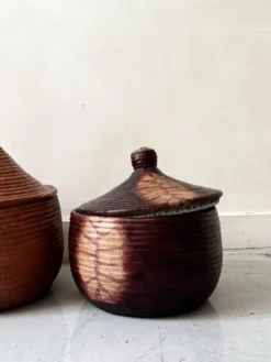 Grand panier en vannerie et cuir tanné violine, artisanat subsaharien