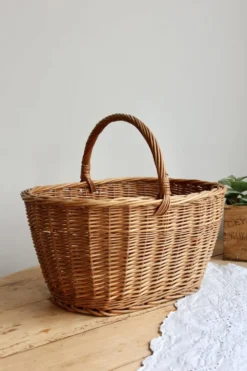 Grand panier vintage en osier tressé avec anse centrale