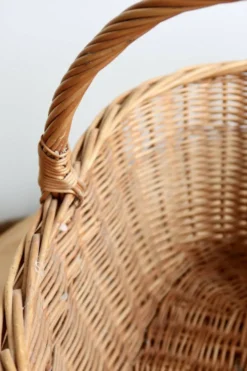 Grand panier vintage en osier tressé avec anse centrale