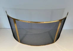 Grand Pare-Feu Design Courbé en Grillage d’Acier Noir et Cadre en Laiton Po