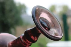 Grand photophore sur pied en verre bullé améthyste – H27 cm