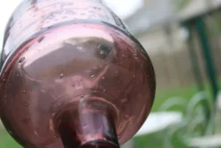 Grand photophore sur pied en verre bullé améthyste – H27 cm