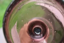 Grand photophore sur pied en verre bullé améthyste – H27 cm