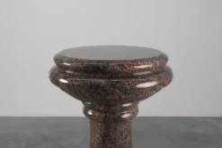 Grand piédestal en granit du milieu du siècle, Italie années 1960