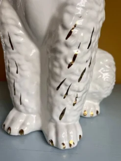 Grand poodle en céramique blanc et or des années 1980