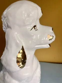 Grand poodle en céramique blanc et or des années 1980
