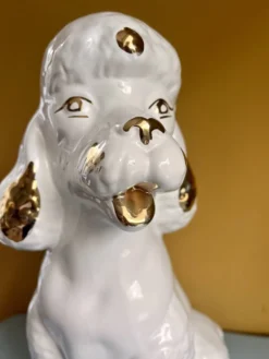 Grand poodle en céramique blanc et or des années 1980