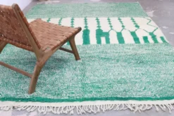 Grand tapis Azilal 305 x 210 cm – Tapis en laine marocaine vert émeraude avec motifs berbères graphiques, GD-983