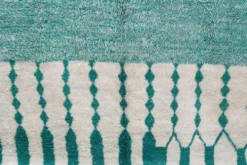 Grand tapis Azilal 305 x 210 cm – Tapis en laine marocaine vert émeraude avec motifs berbères graphiques, GD-983