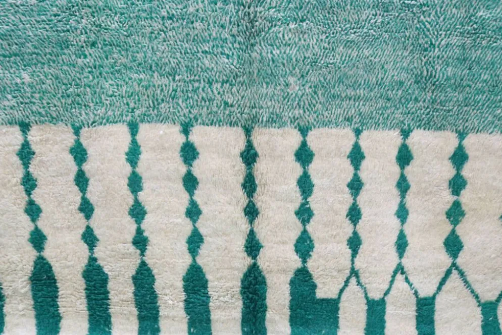 Grand tapis Azilal 305 x 210 cm – Tapis en laine marocaine vert émeraude avec motifs berbères graphiques, GD-983