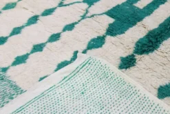 Grand tapis Azilal 305 x 210 cm – Tapis en laine marocaine vert émeraude avec motifs berbères graphiques, GD-983