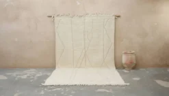 Grand tapis Beni Ouarain 360×200 cm – Tapis marocain ivoire extra long avec design de lignes organiques douces, GO-960
