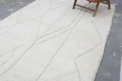 Grand tapis Beni Ouarain 360×200 cm – Tapis marocain ivoire extra long avec design de lignes organiques douces, GO-960