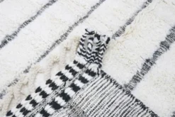 Grand tapis Beni Ouarain 290×210 – Laine ivoire avec motif linéaire noir, GO-939