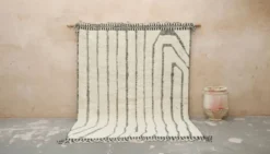 Grand tapis Beni Ouarain 290×210 – Laine ivoire avec motif linéaire noir, GO-939