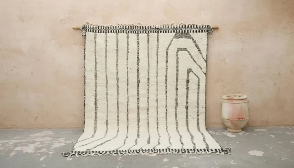 Grand tapis Beni Ouarain 290×210 – Laine ivoire avec motif linéaire noir, GO-939