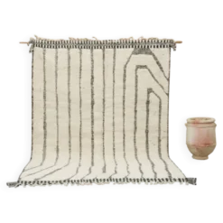 Grand tapis Beni Ouarain 290×210 – Laine ivoire avec motif linéaire noir, GO-939