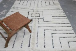Grand tapis Beni Ouarain 300×210 – Tapis en laine ivoire fait main avec motif géométrique structuré, GO-945
