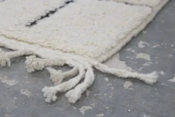 Grand tapis Beni Ouarain 300×210 – Tapis en laine ivoire fait main avec motif géométrique structuré, GO-945
