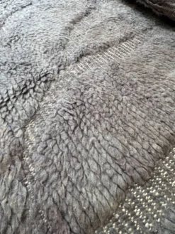Grand tapis berbere beniouarain tissé main gris-bleu, 100% laine 280 x 220
