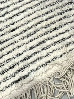 Grand tapis carré 100% laine vierge graphique à rayures écru et noir