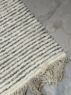 Grand tapis carré 100% laine vierge graphique à rayures écru et noir