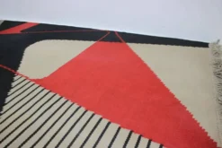 Grand tapis / moquette en laine kilim abstrait géométrique des années 1960.
