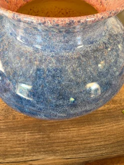 Grand vase boule en céramique bleu & rose Accolay (Années 50/60) 23 cm