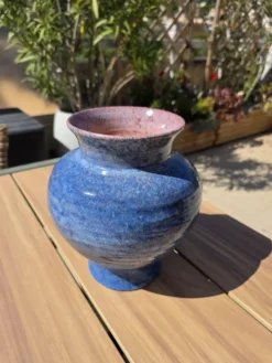 Grand vase boule en céramique bleu & rose Accolay (Années 50/60) 23 cm