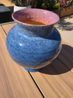 Grand vase boule en céramique bleu & rose Accolay (Années 50/60) 23 cm