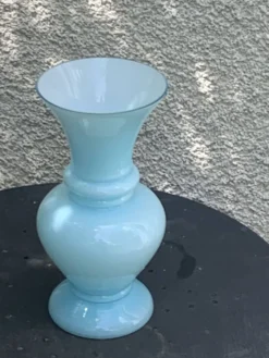 Grand vase en opaline bleu pastel vintage